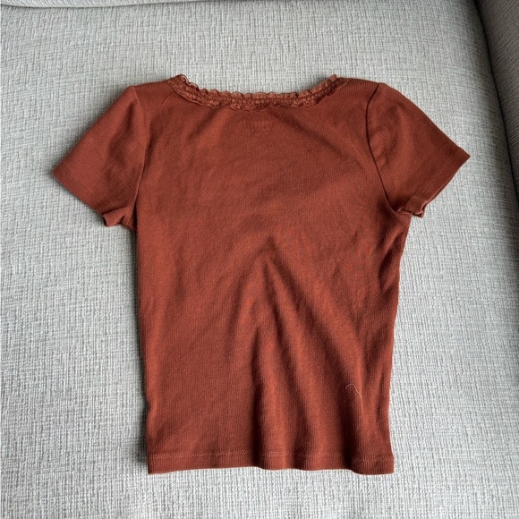 Hollister Women's Short Sleeve Top in Deep Rust - Picture 2 of 2